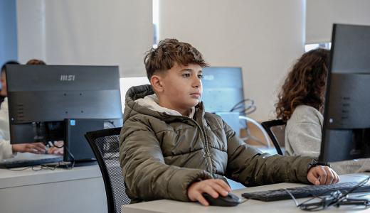 Enfant qui utilise un ordinateur