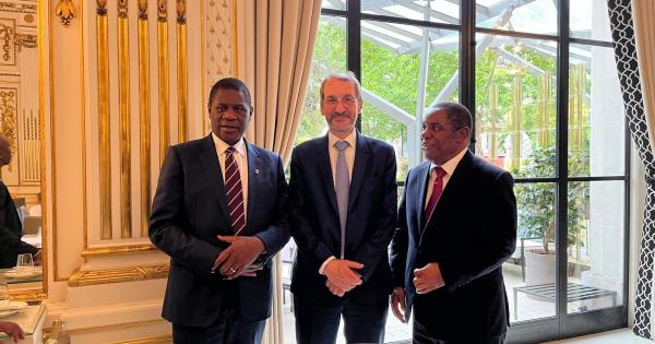 Dag Rasmussen, Robert Gumede et Paul Mashatile apr&egrave;s la signature du protocole d'accord
